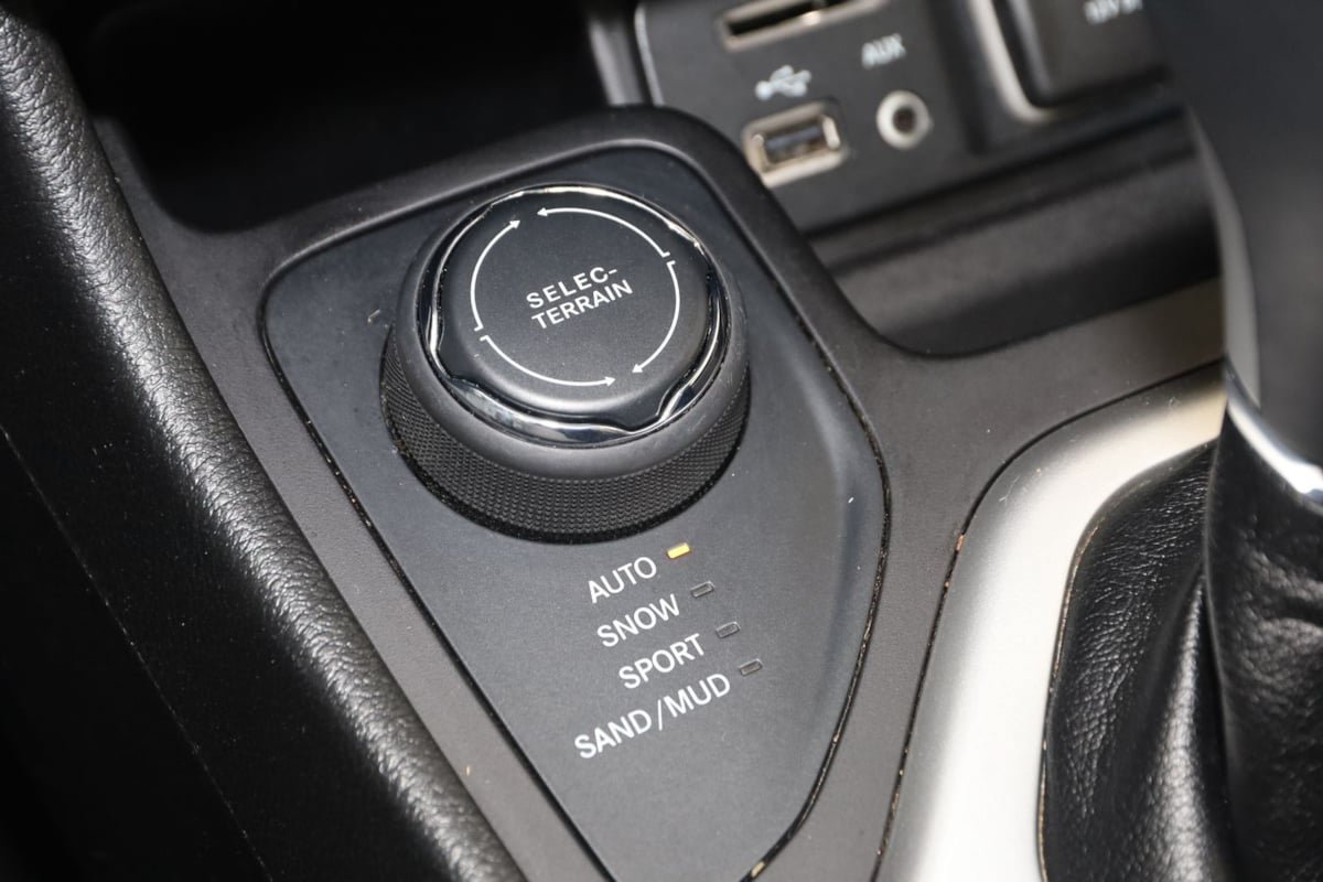 Used 2018 Jeep Cherokee Overland AWD/4WD image 26