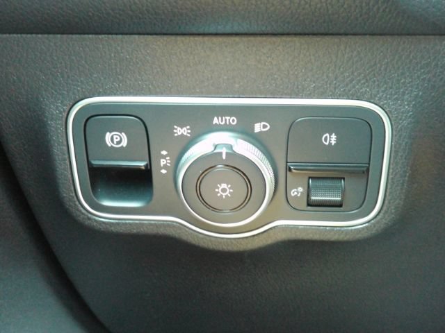 Used 2023 Mercedes-Benz EQB 300 4MATIC image 38