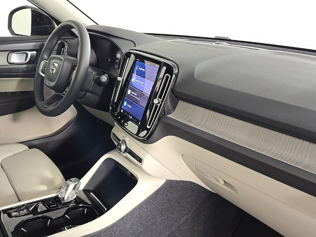 Certified 2023 Volvo XC40 B5 Ultimate w/ Climate Package image 16