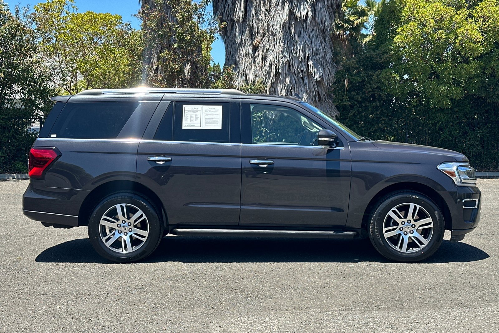 Used 2024 Ford Expedition Limited RWD image 2
