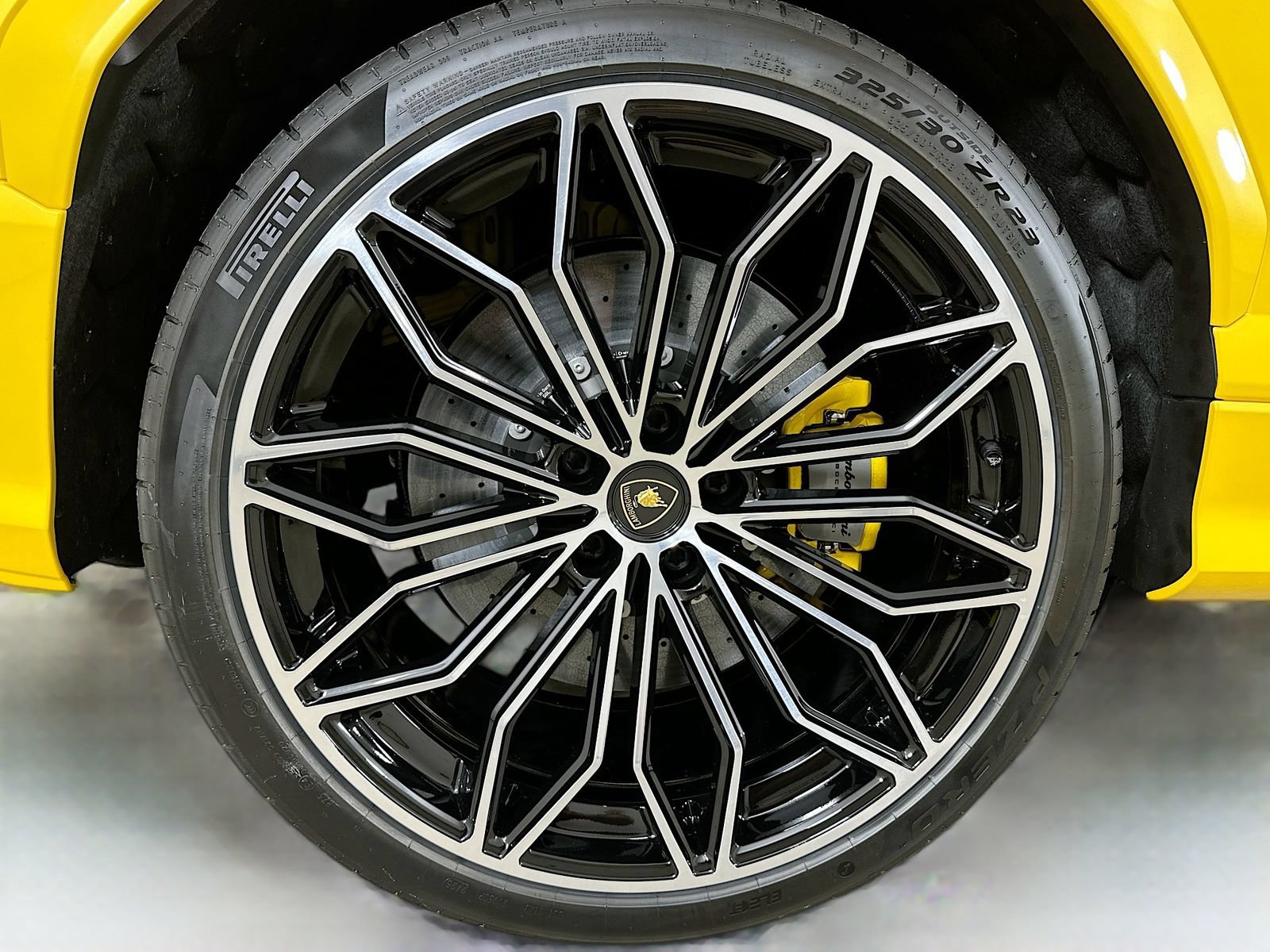 Used 2025 Lamborghini Urus SE AWD/4WD image 64