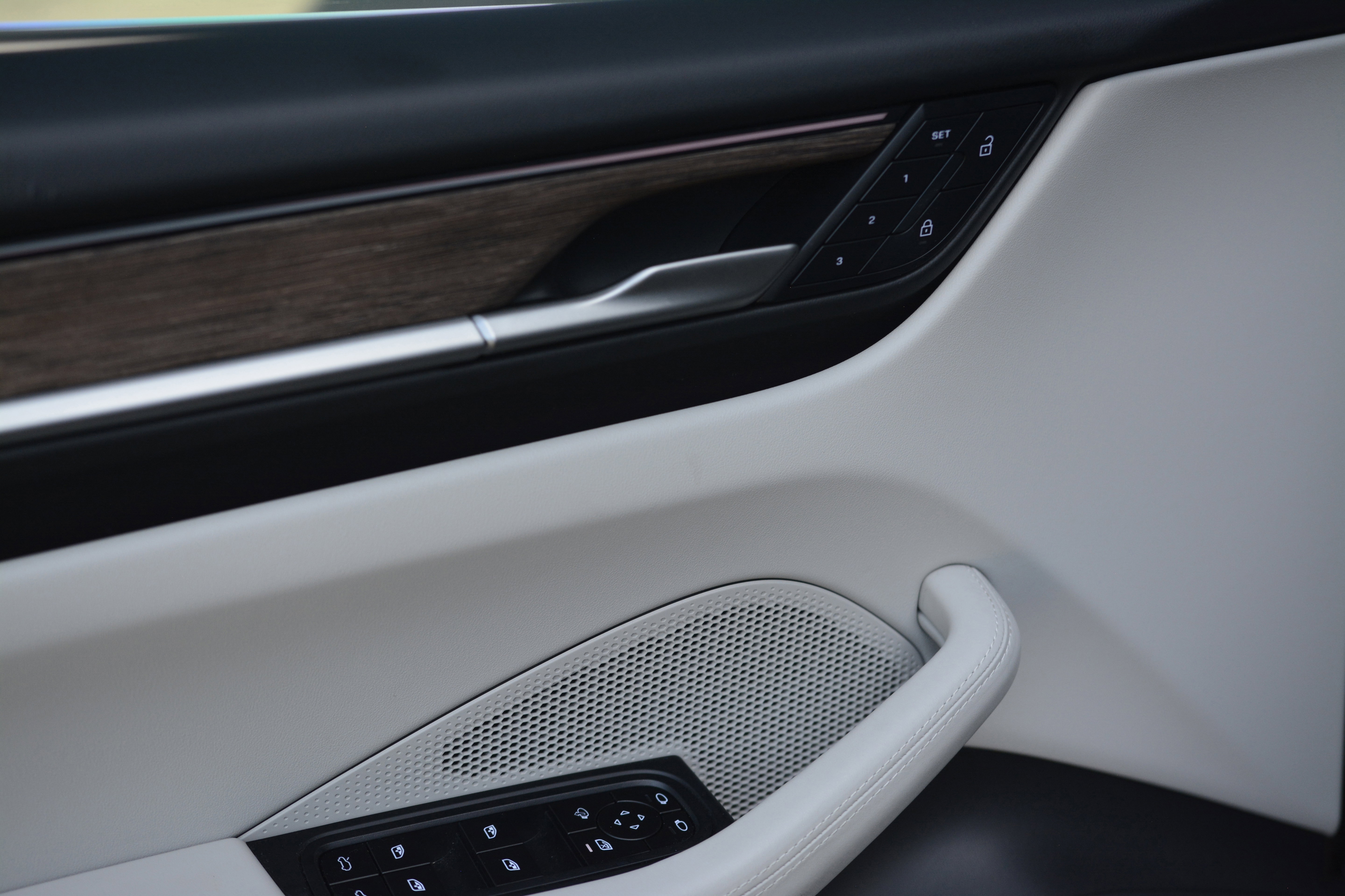 Certified 2025 Porsche Macan 4S Electric AWD/4WD image 14