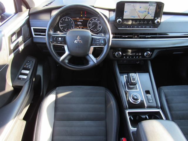 Used 2024 Mitsubishi Outlander SE image 16