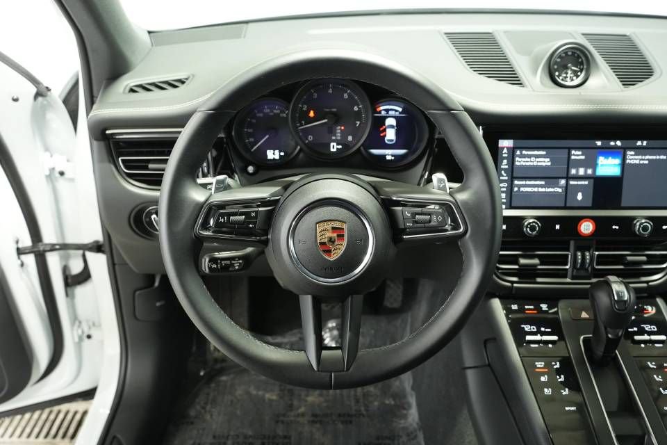 Certified 2025 Porsche Macan AWD/4WD image 13