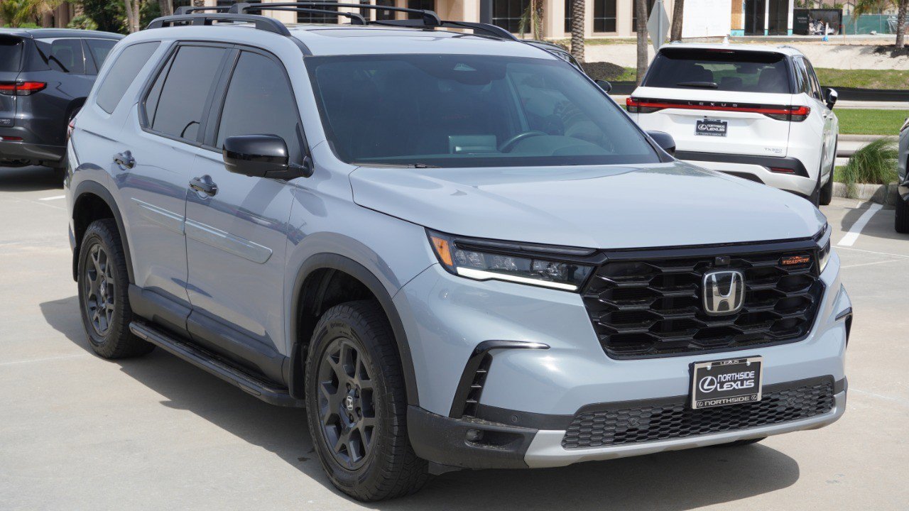 Used 2023 Honda Pilot TrailSport image 3