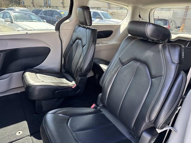 Used 2023 Chrysler Pacifica Touring-L image 15