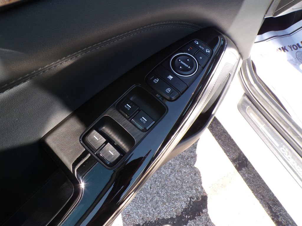 Used 2017 Kia Cadenza Limited FWD image 22