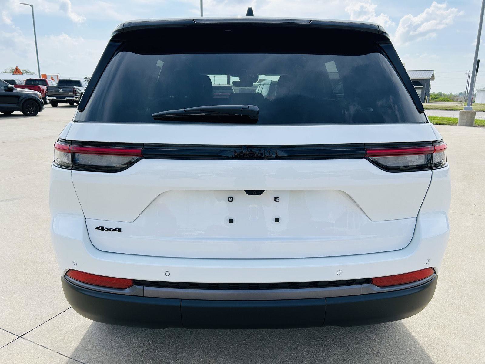 New 2026 Jeep Grand Cherokee Altitude AWD/4WD image 38