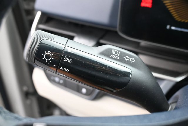 Used 2025 Kia Carnival EX FWD image 17