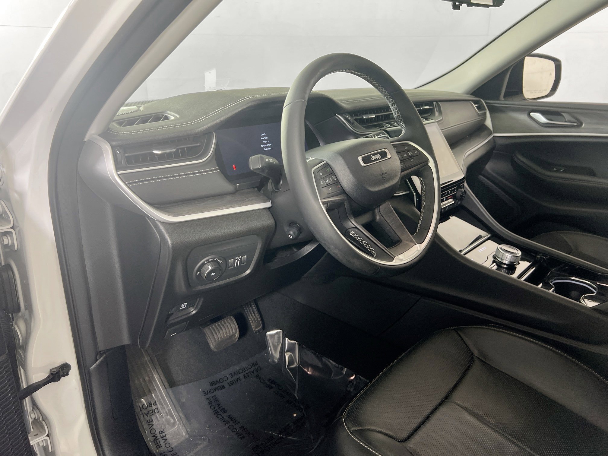 Used 2023 Jeep Grand Cherokee Limited w/ Luxury Tech Group II image 9