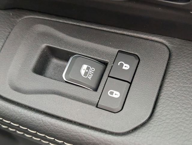 Used 2025 RAM 2500 Laramie AWD/4WD image 36