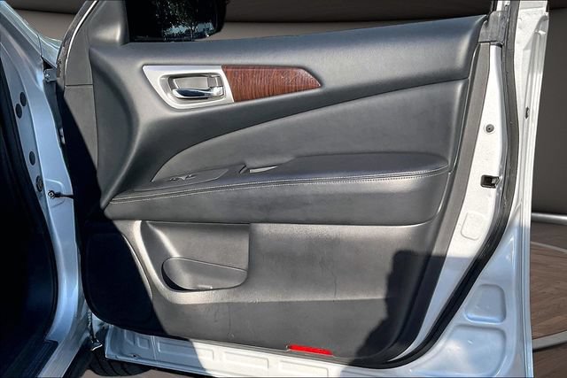 Used 2013 Nissan Pathfinder Platinum FWD image 22