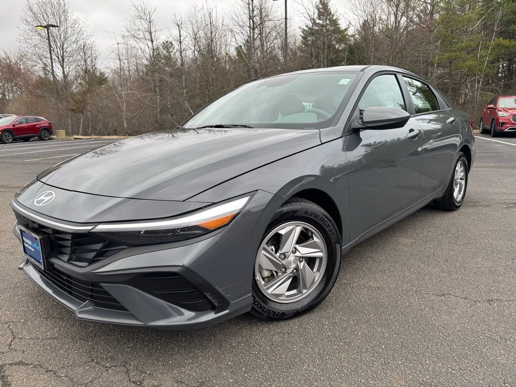 Used 2025 Hyundai Elantra SE image 12