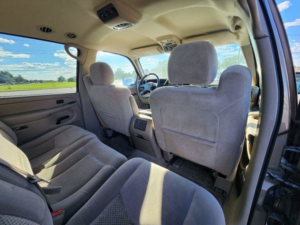 Used 2004 Chevrolet Suburban LS w/ Preferred Equipment Group RWD image 20