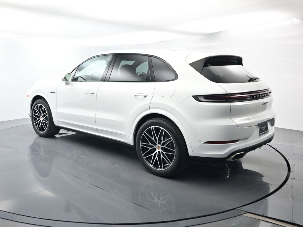 Certified 2025 Porsche Cayenne E-Hybrid w/ Premium Package Plus image 3