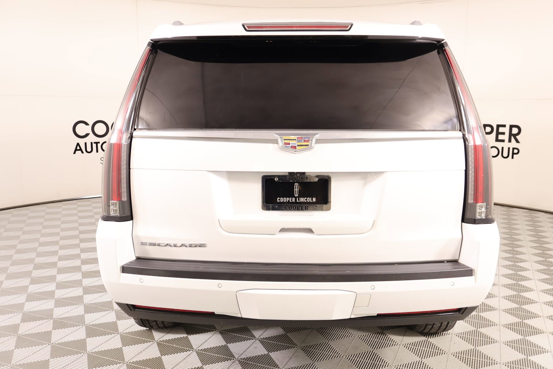 Used 2017 Cadillac Escalade Premium Luxury AWD/4WD image 25