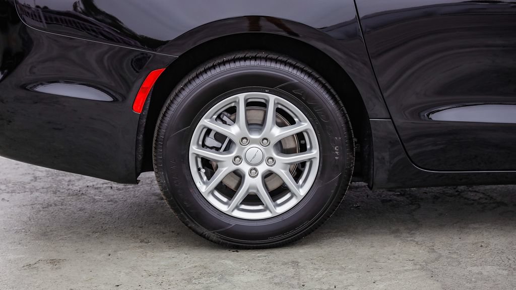 New 2027 Chrysler Pacifica Select FWD image 11