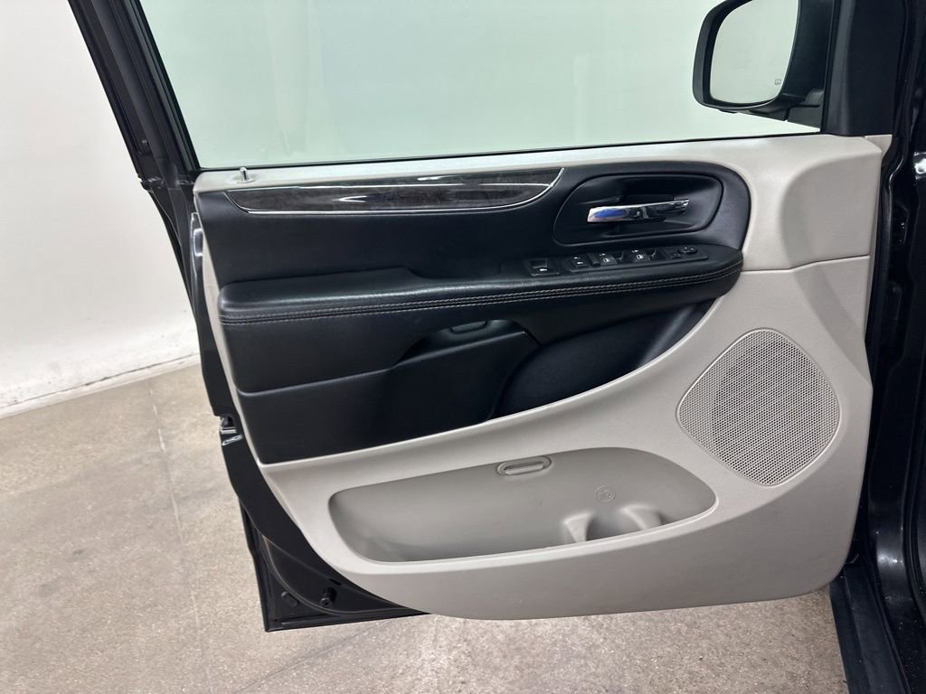 Used 2016 Chrysler Town & Country Touring image 29