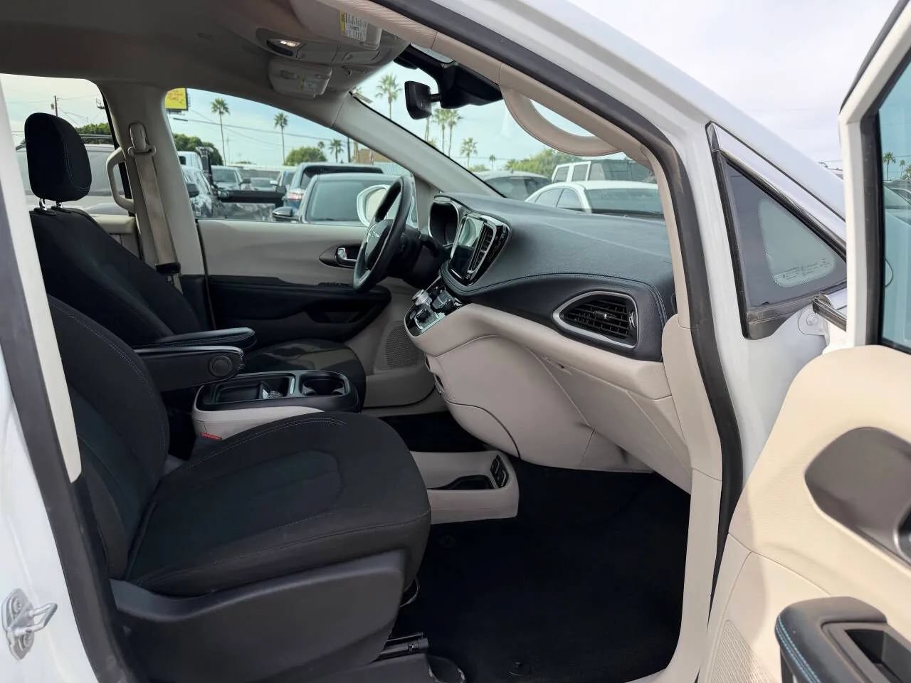 Used 2021 Chrysler Pacifica Touring FWD image 27