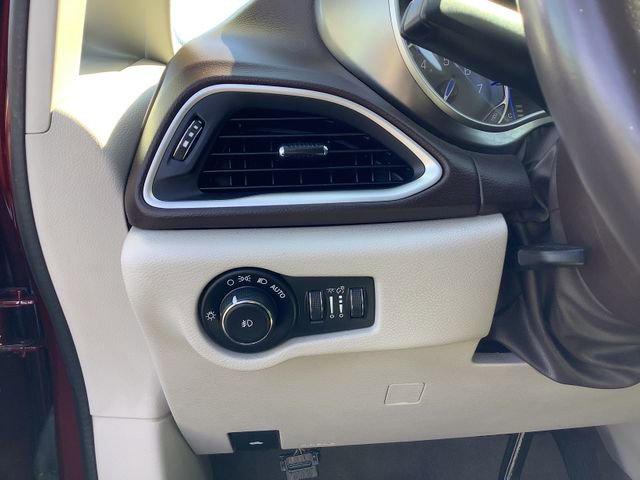 Used 2017 Chrysler Pacifica Touring-L image 15