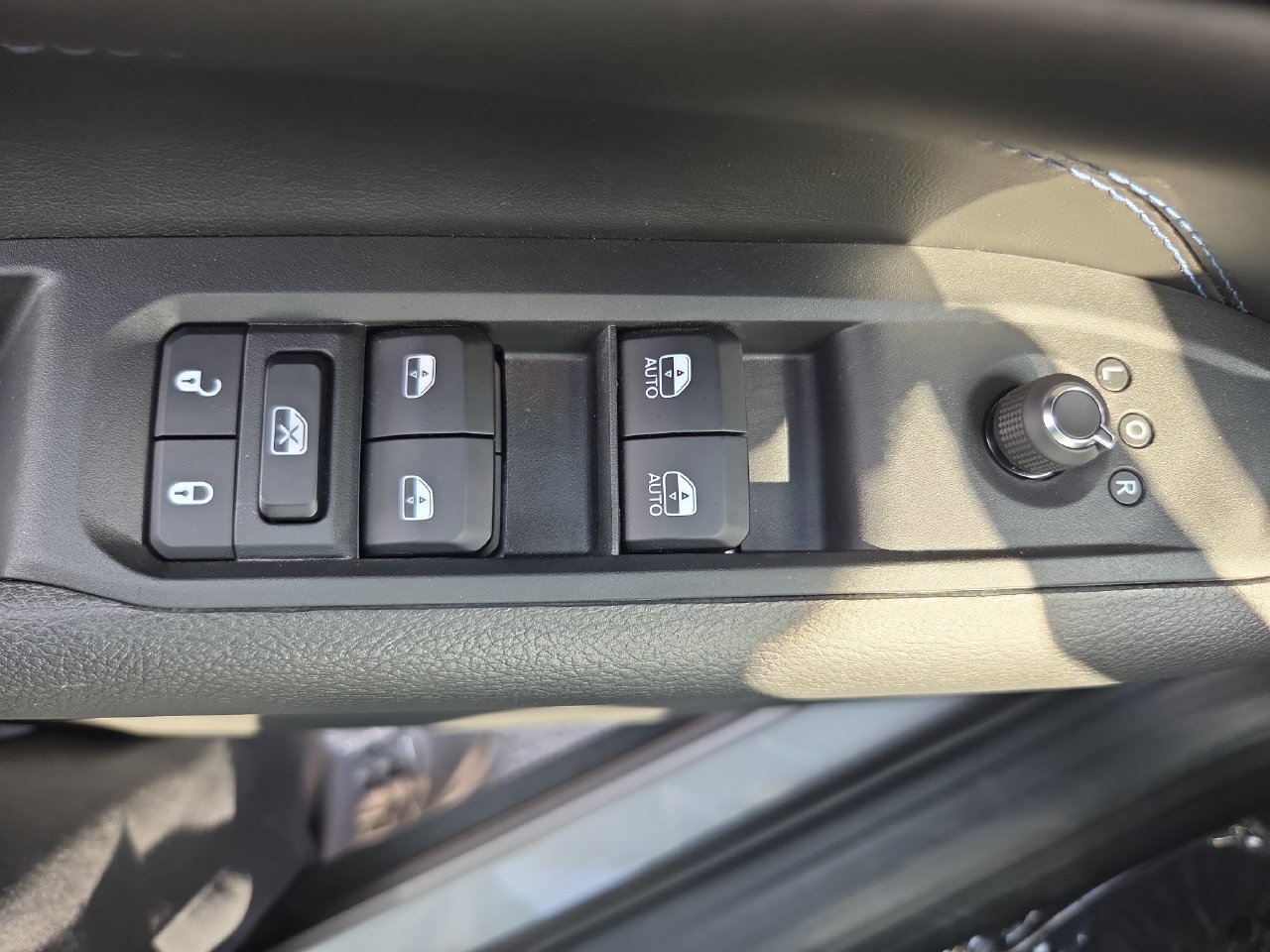 New 2026 Jeep Compass Latitude w/ Sun and Sound Group AWD/4WD image 21