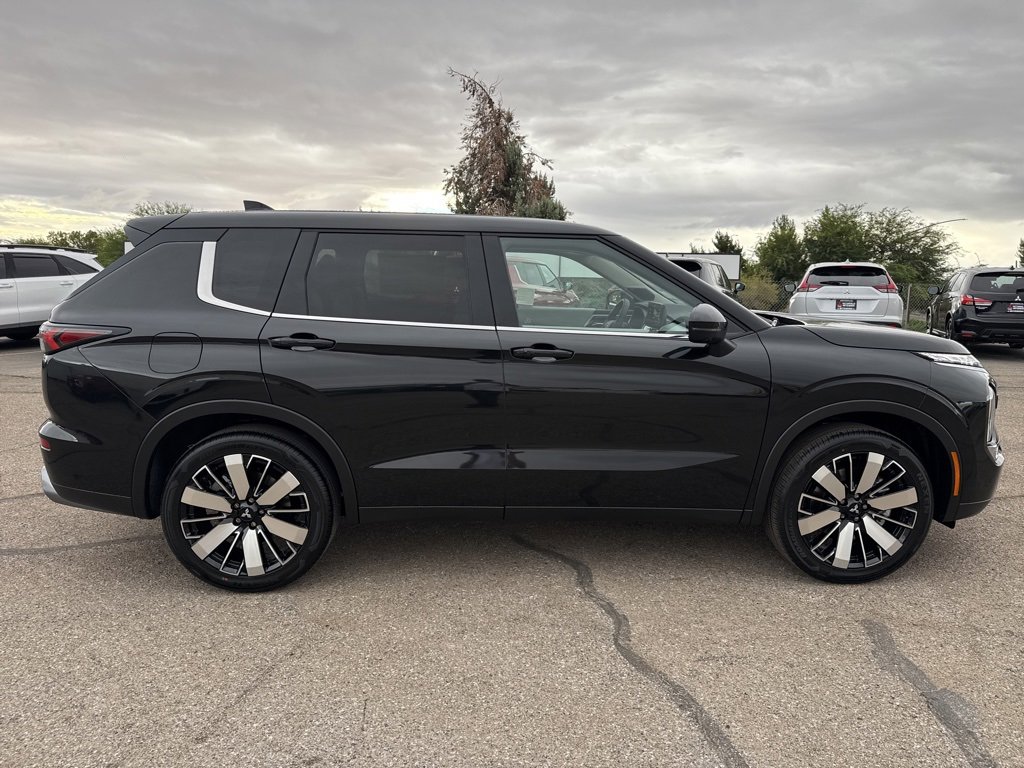 New 2025 Mitsubishi Outlander SE image 8