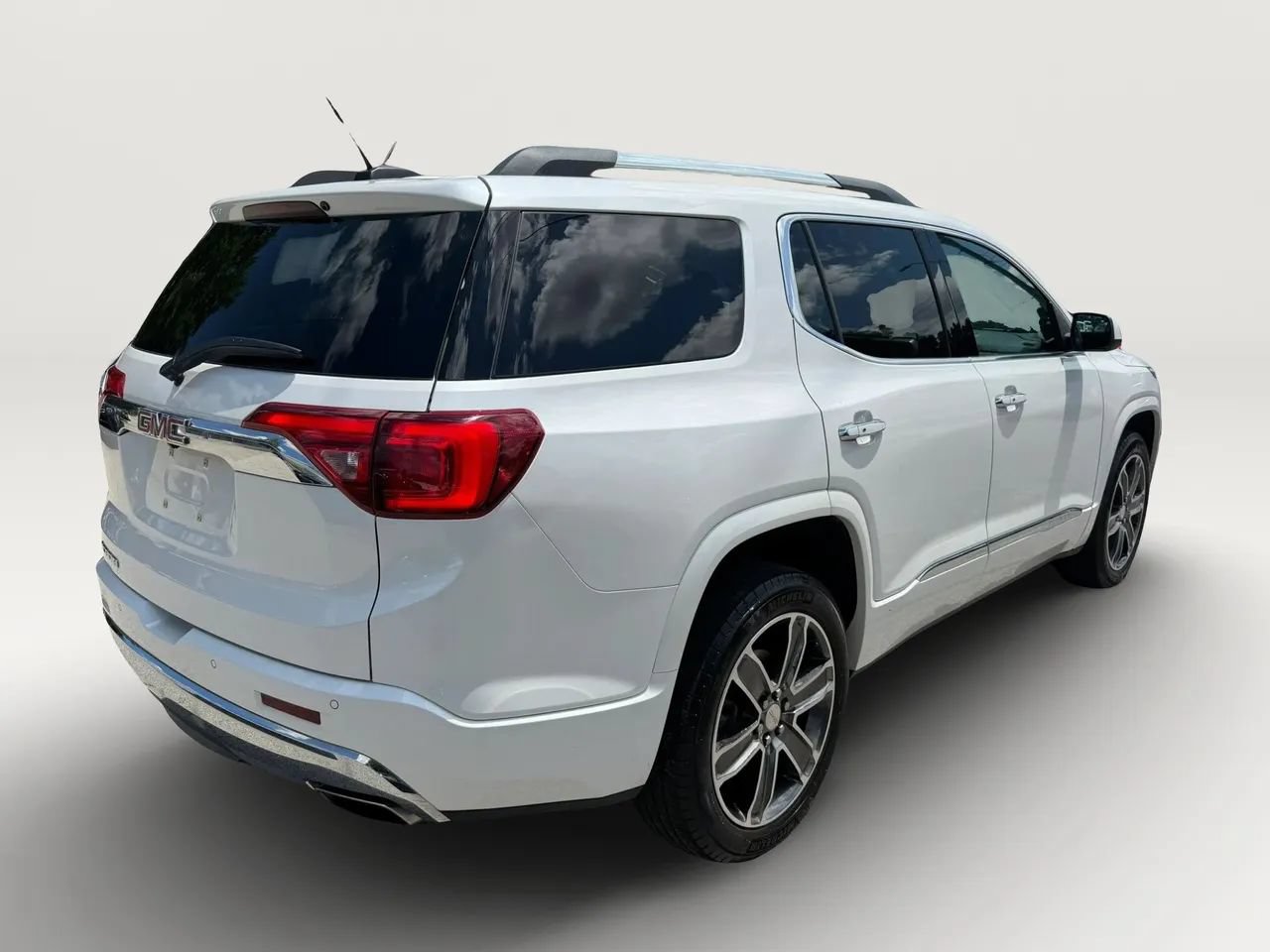 Used 2017 GMC Acadia Denali FWD image 3