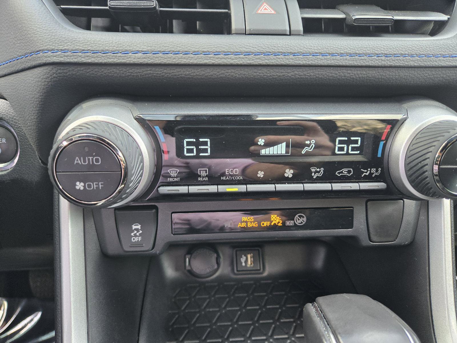 Used 2024 Toyota RAV4 SE image 34