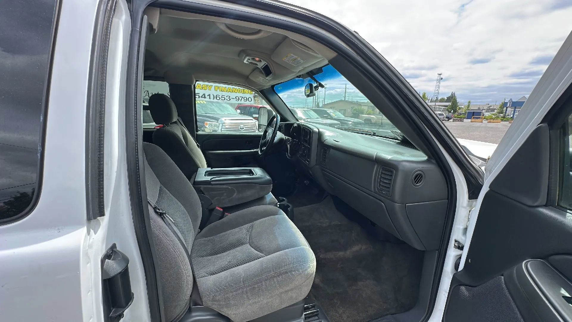 Used 2006 Chevrolet Silverado 2500 LT w/ Heavy-Duty Power Package image 11