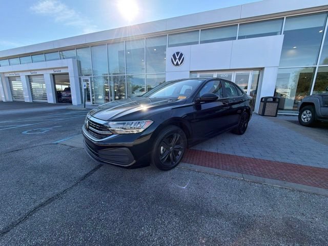 Used 2023 Volkswagen Jetta SE w/ Panoramic Sunroof Package FWD image 3