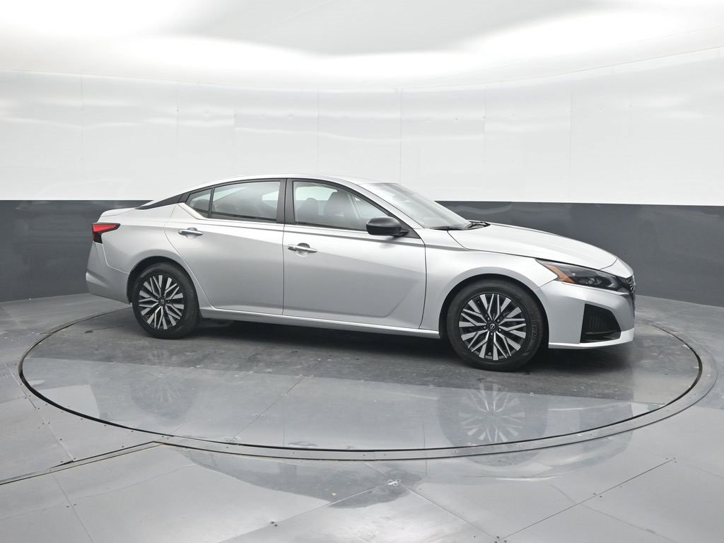 Used 2024 Nissan Altima 2.5 SV image 11