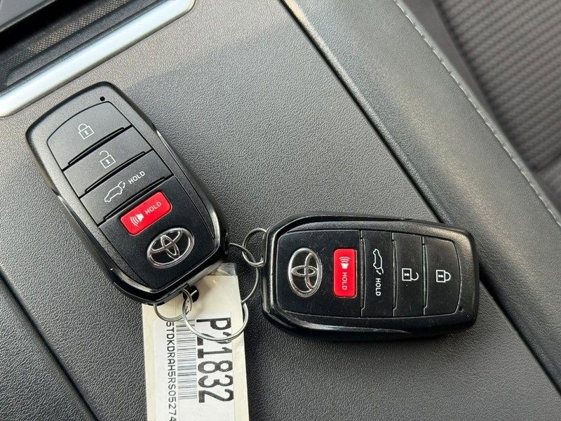 Used 2024 Toyota Highlander LE image 33
