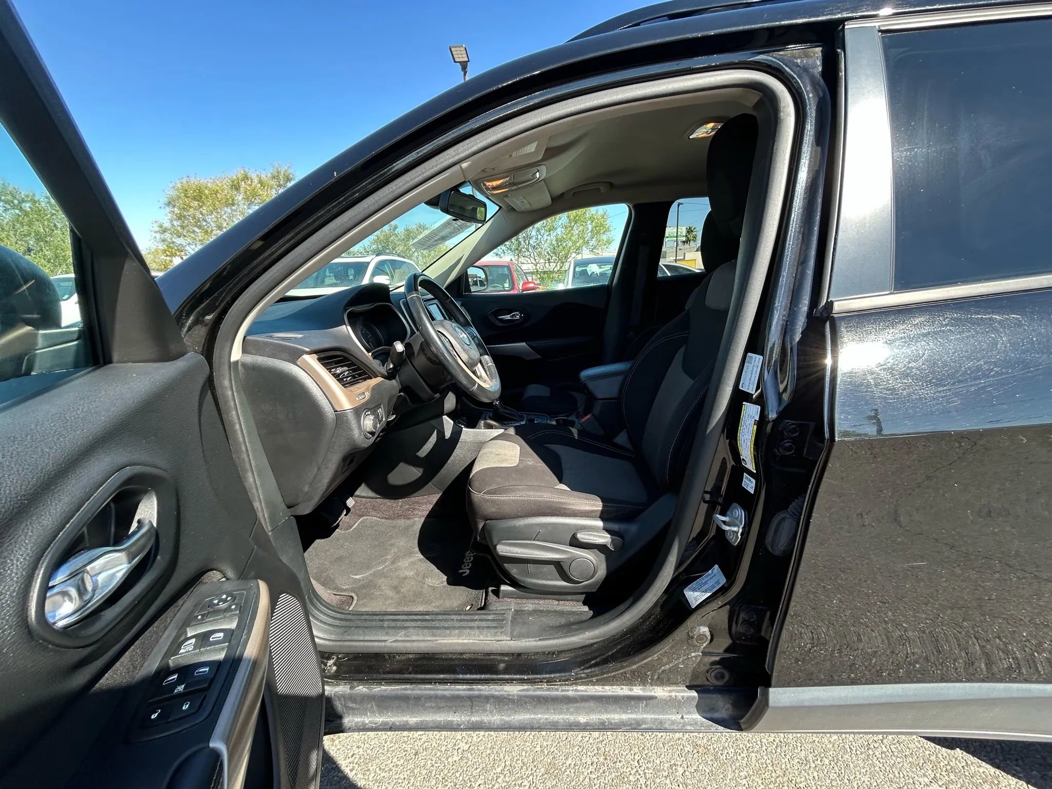 Used 2017 Jeep Cherokee Sport image 9