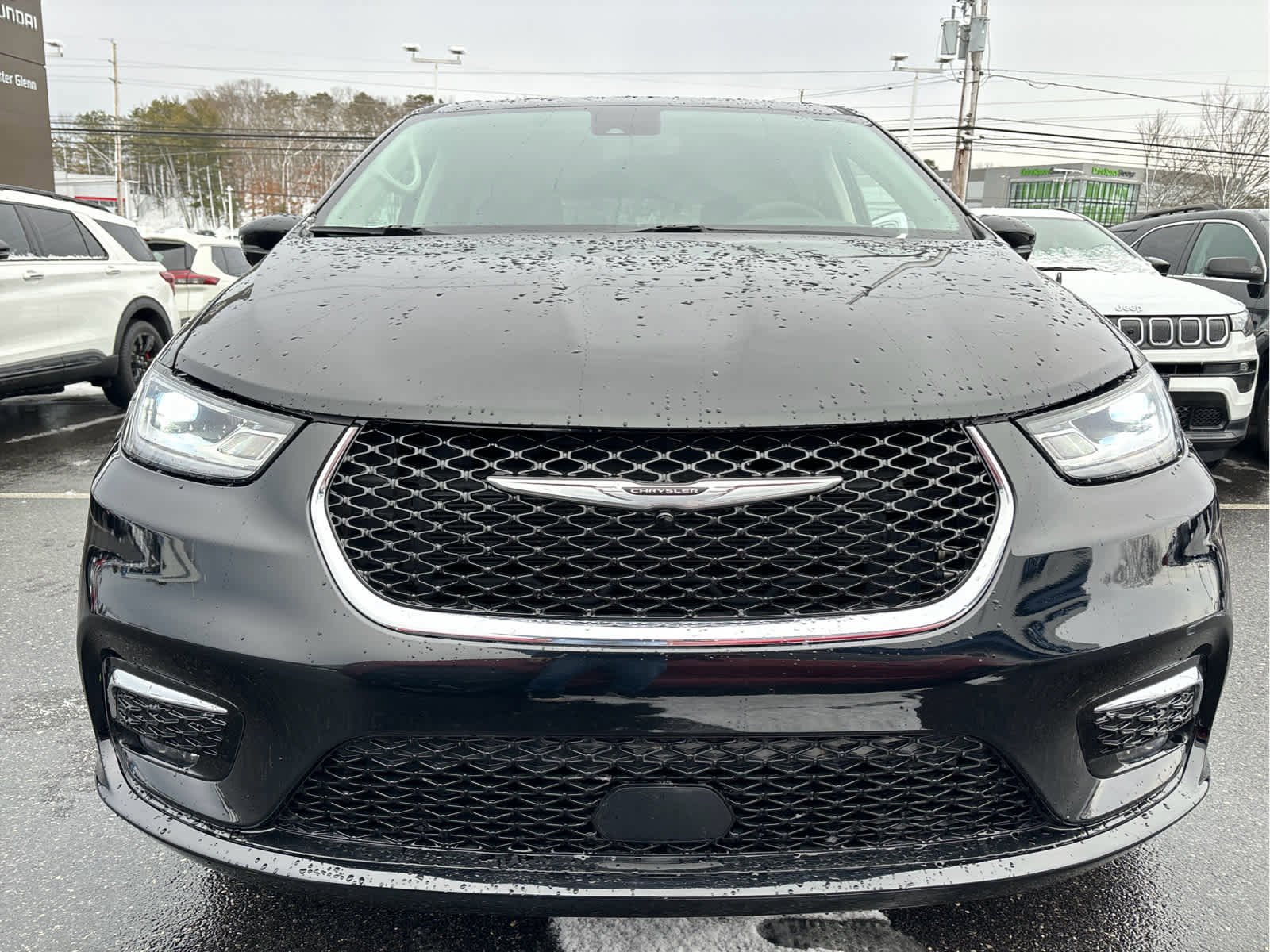 Used 2024 Chrysler Pacifica Touring-L image 4