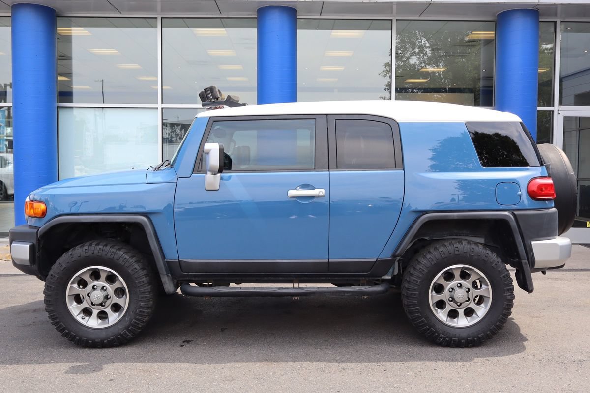Used 2011 Toyota FJ Cruiser 4WD w/ Upgrade Pkg image 2