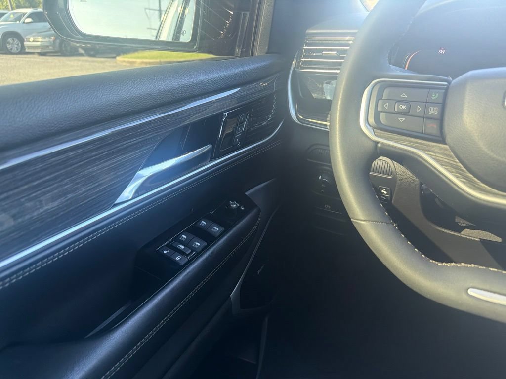Used 2022 Jeep Wagoneer Series III w/ Premium Group I AWD/4WD image 17