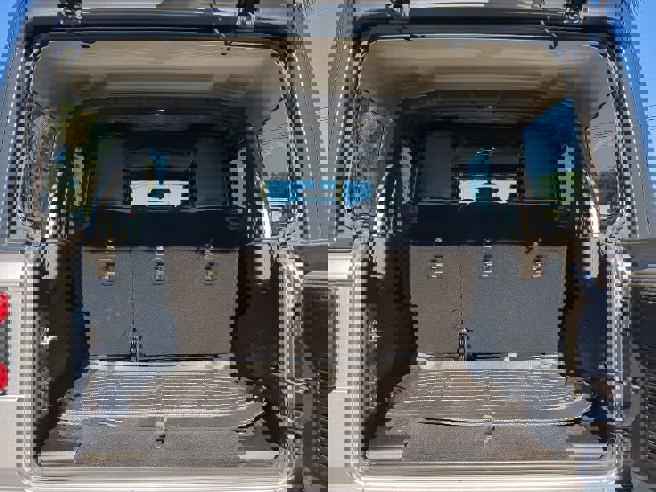 Used 2019 Jeep Wrangler Unlimited Sahara w/ Safety Group image 13