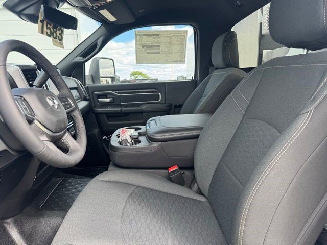 New 2025 RAM 5500 4x4 Regular Cab image 9