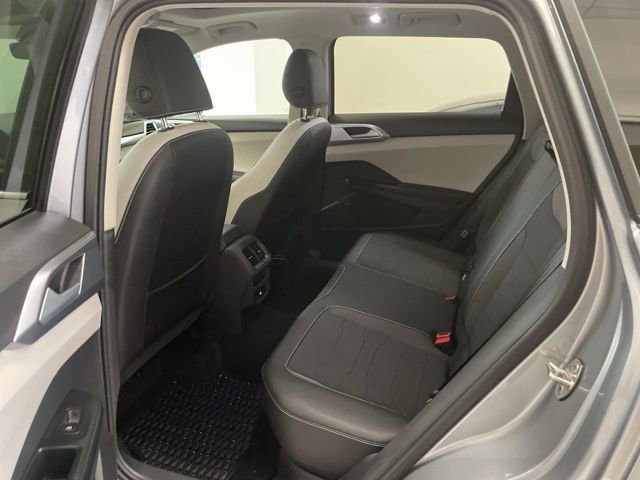 Certified 2025 Volkswagen Taos SE w/ Panoramic Sunroof Package AWD/4WD image 8