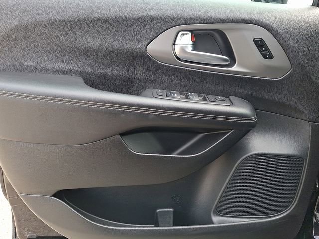 Used 2025 Chrysler Pacifica Select image 13