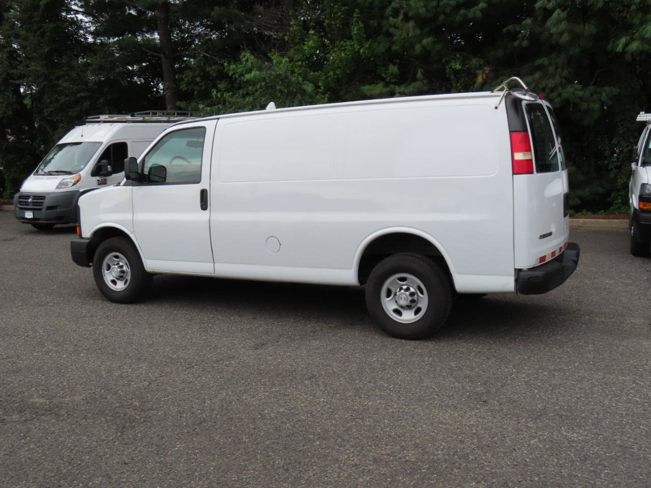 Used 2015 Chevrolet Express 2500 RWD image 3