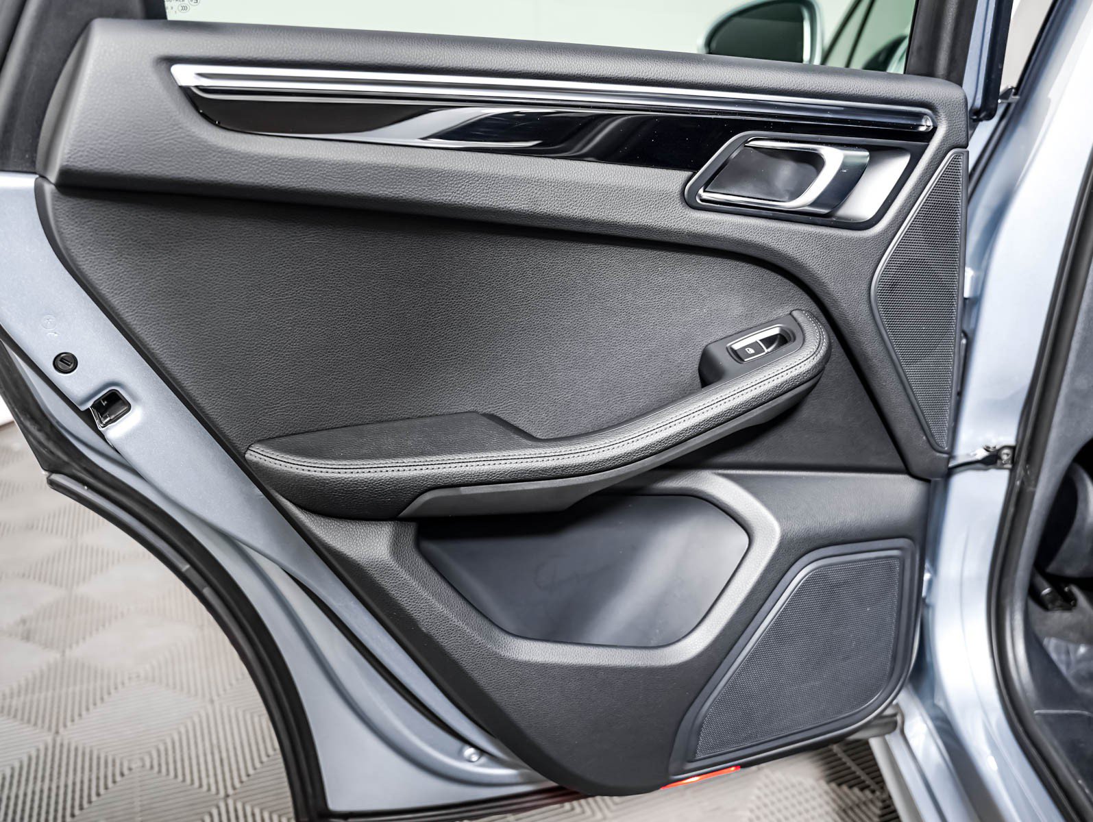 Certified 2023 Porsche Macan AWD/4WD image 30