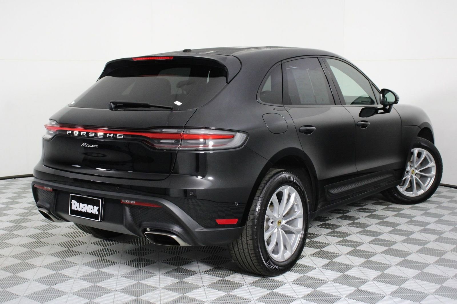 Certified 2025 Porsche Macan image 7