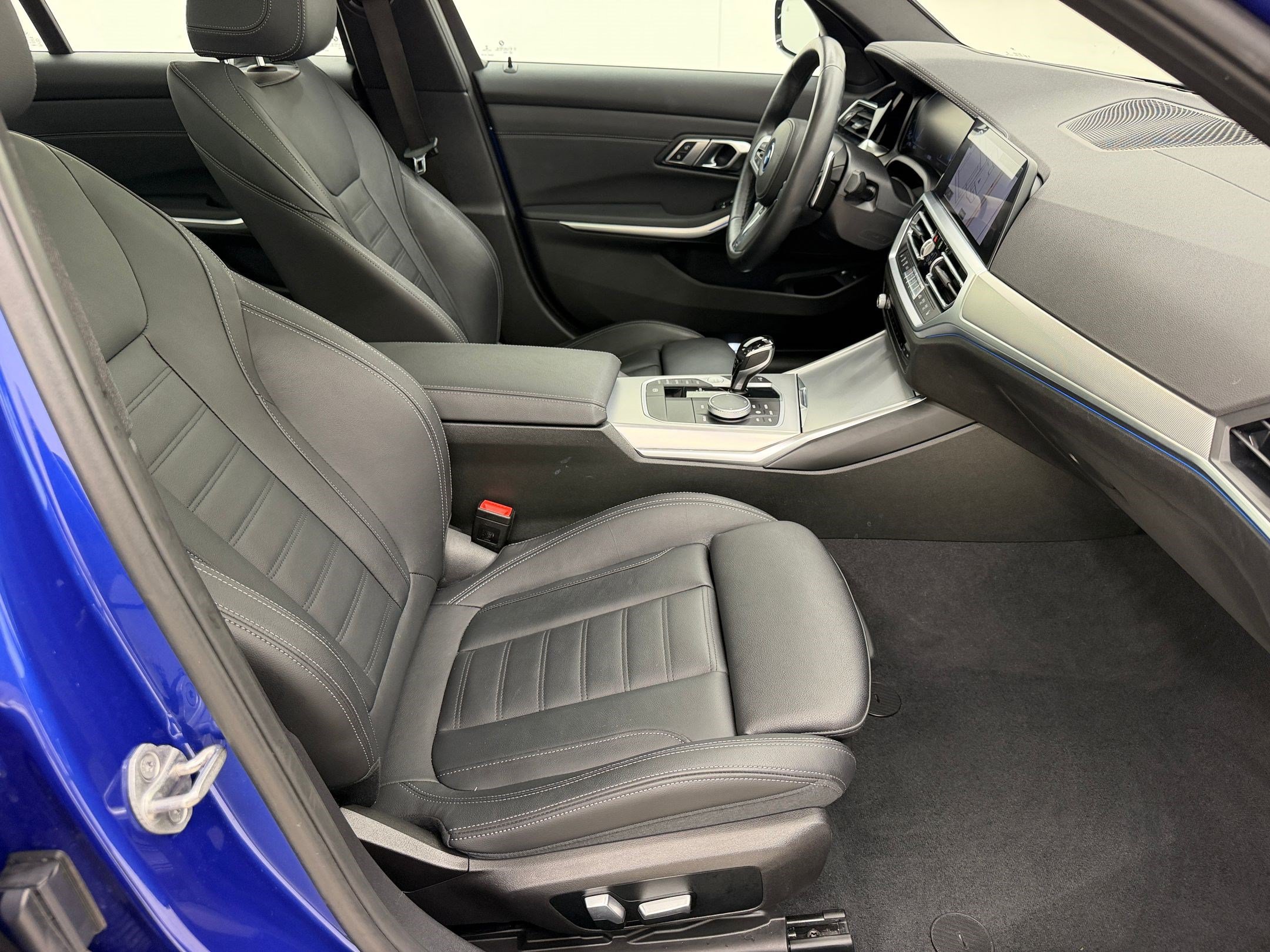 Used 2022 BMW 330e xDrive w/ M Sport Package AWD/4WD image 25