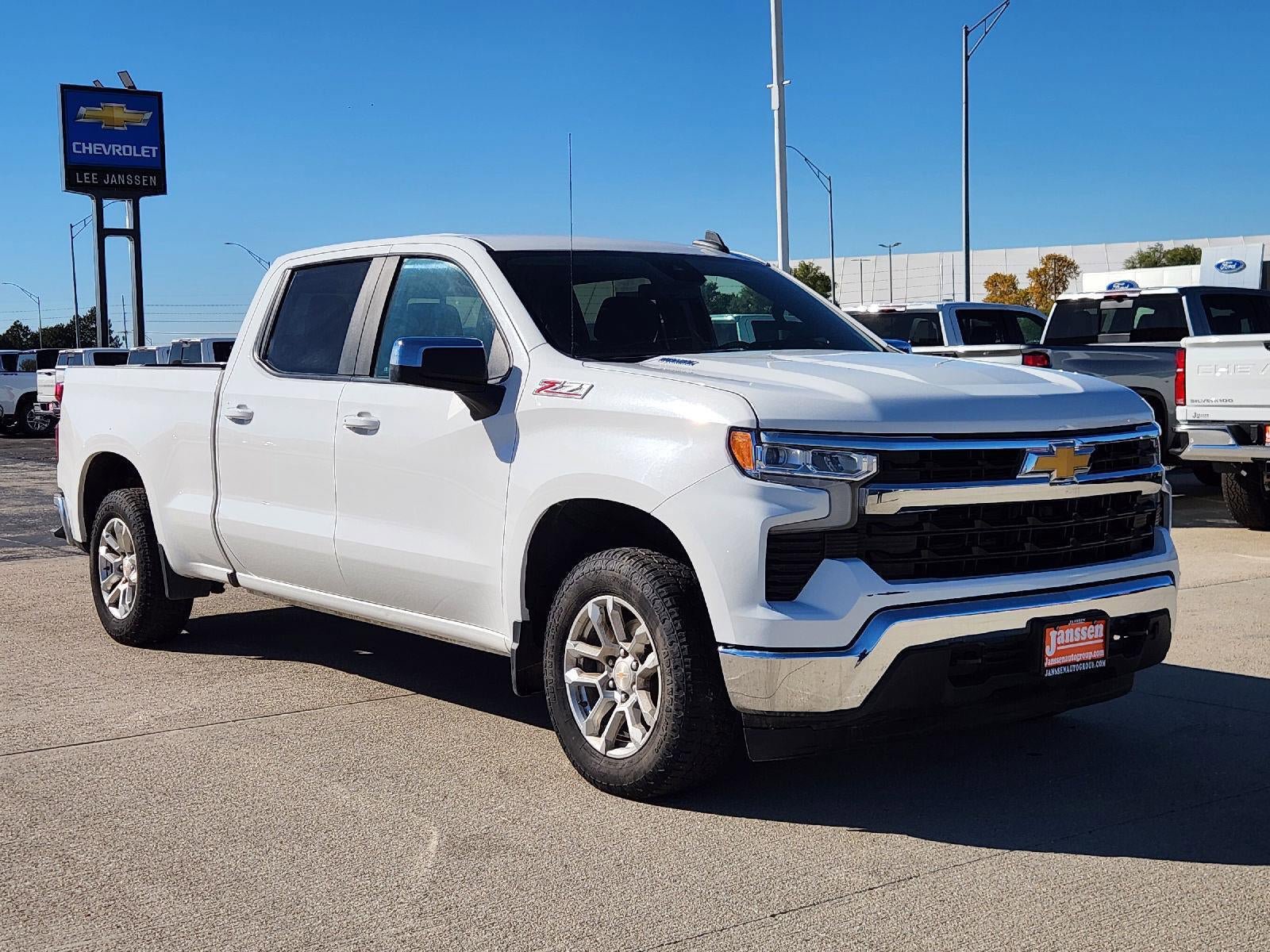 Used 2024 Chevrolet Silverado 1500 LT AWD/4WD image 4