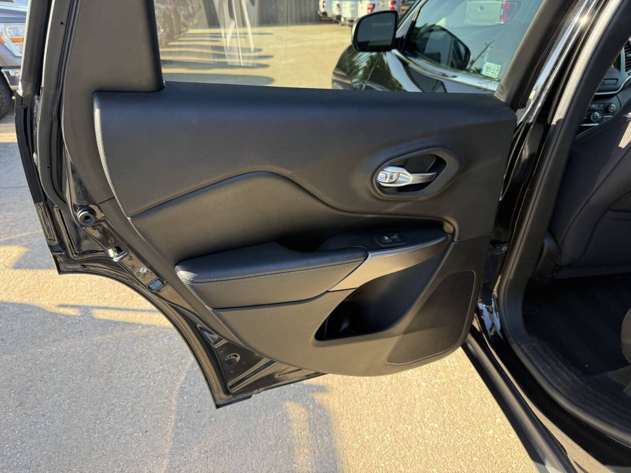 Used 2019 Jeep Cherokee Latitude w/ Popular Appearance Group FWD image 14