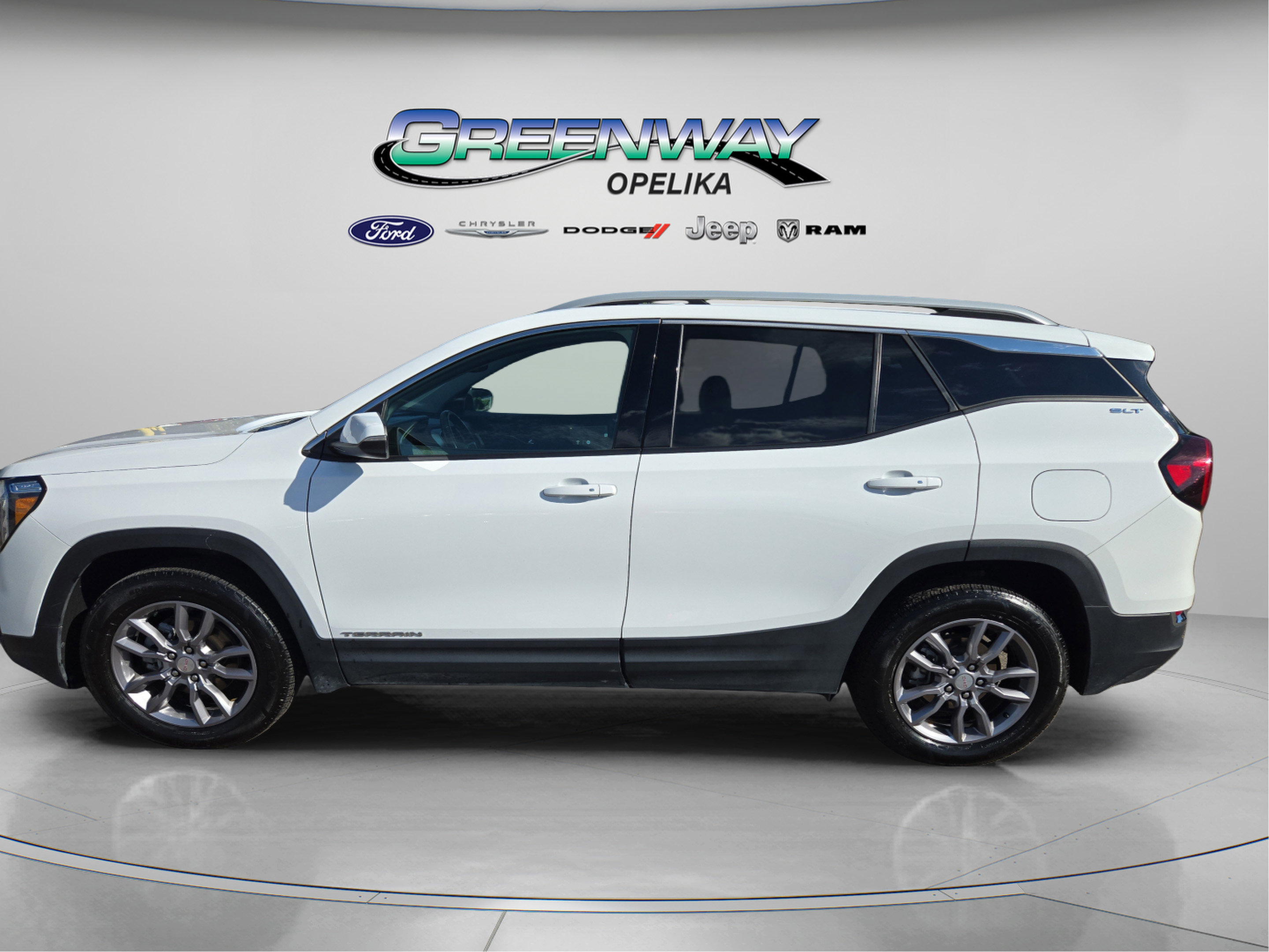 Used 2024 GMC Terrain SLT image 4