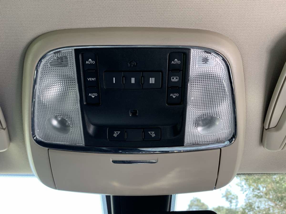 Used 2020 Chrysler 300 Limited image 28