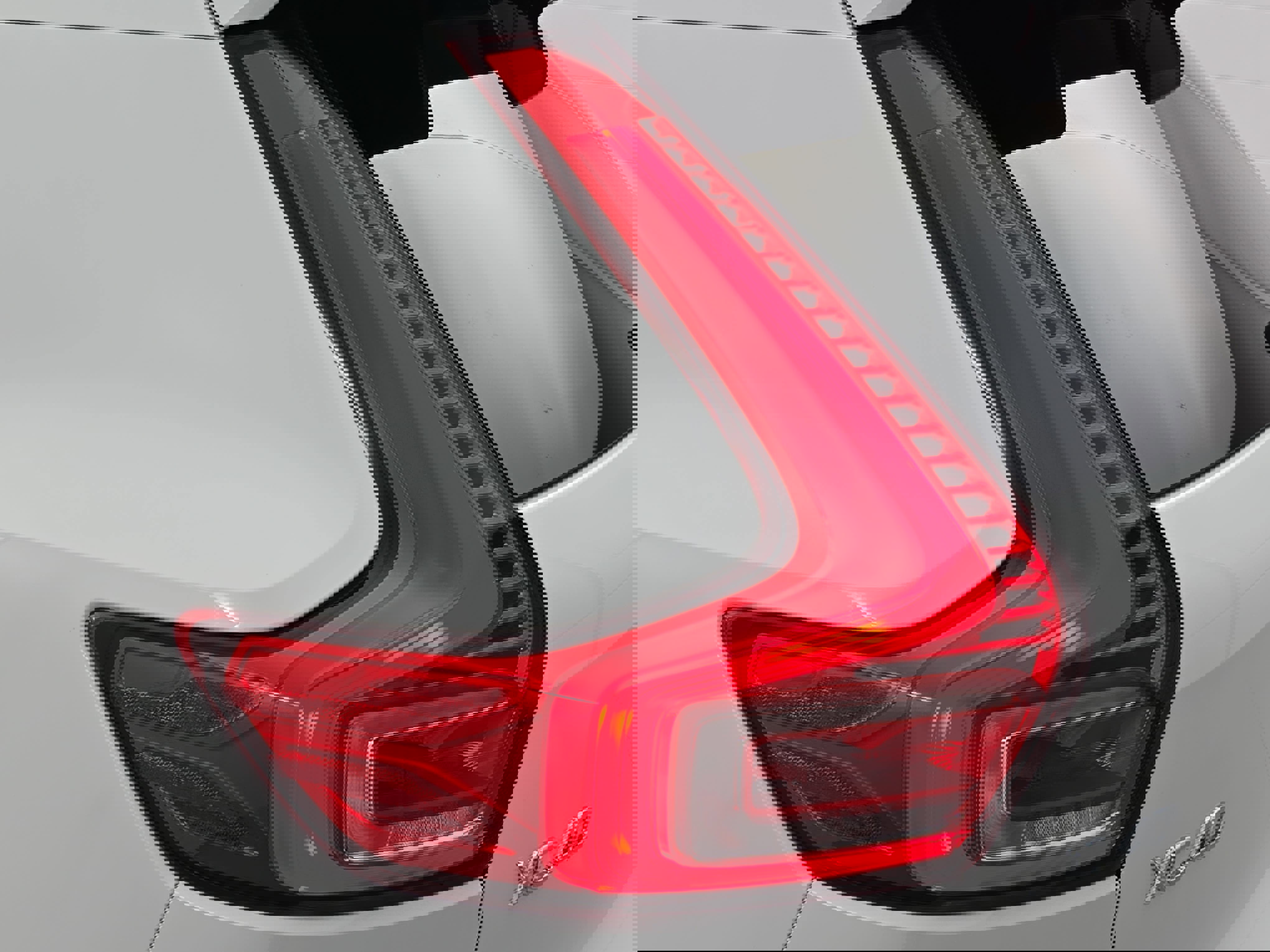 Used 2023 Volvo XC40 B4 Ultimate w/ Protection Package Premier image 34