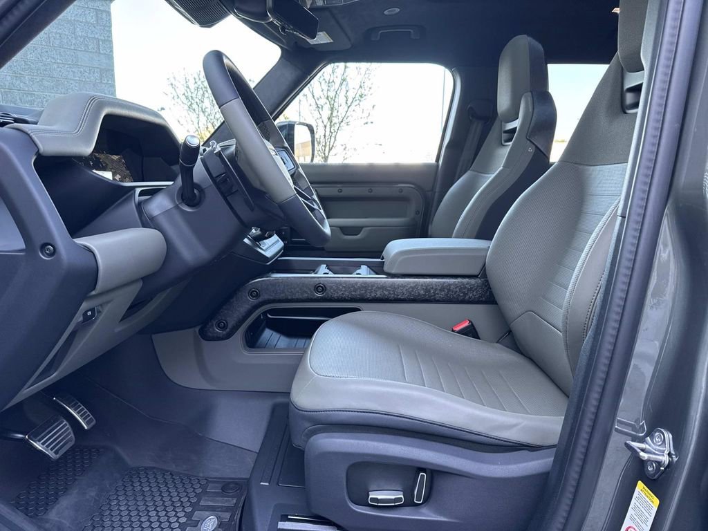 Used 2025 Land Rover Defender 110 image 21